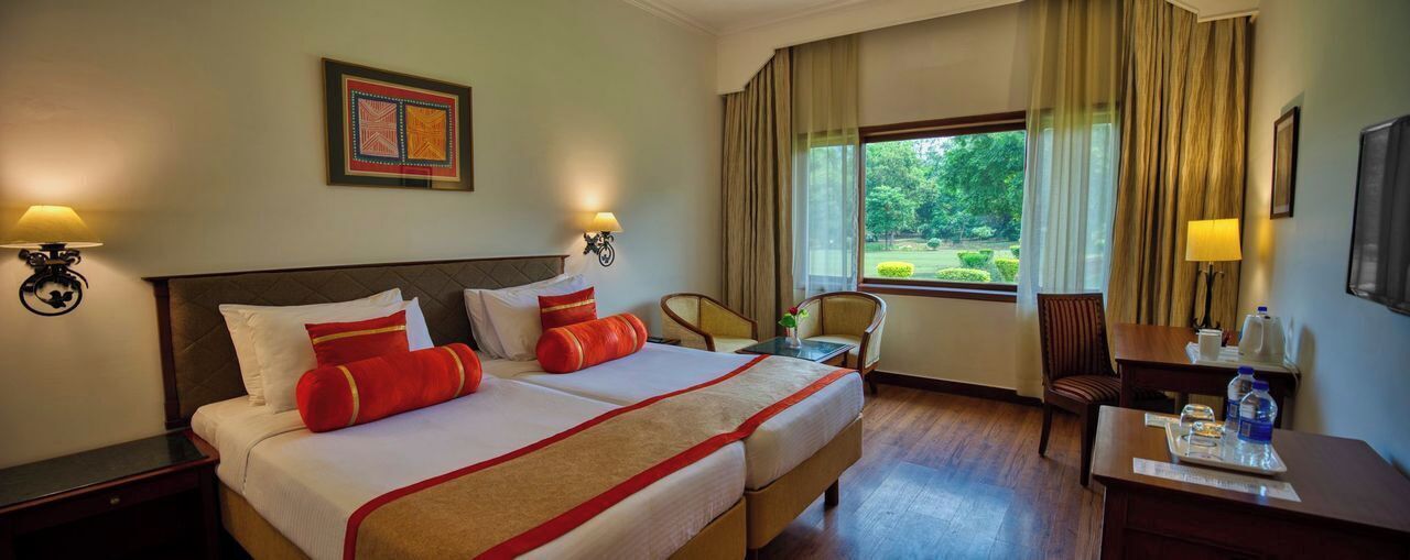 Frigobar, cofres nos quartos, escrivaninha, quartos à prova de som