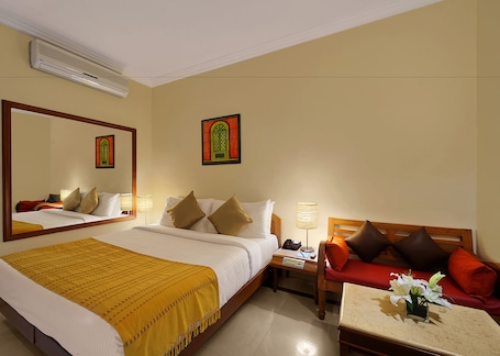 Deluxe Room | 1 bedroom, minibar, in-room safe, individually furnished
