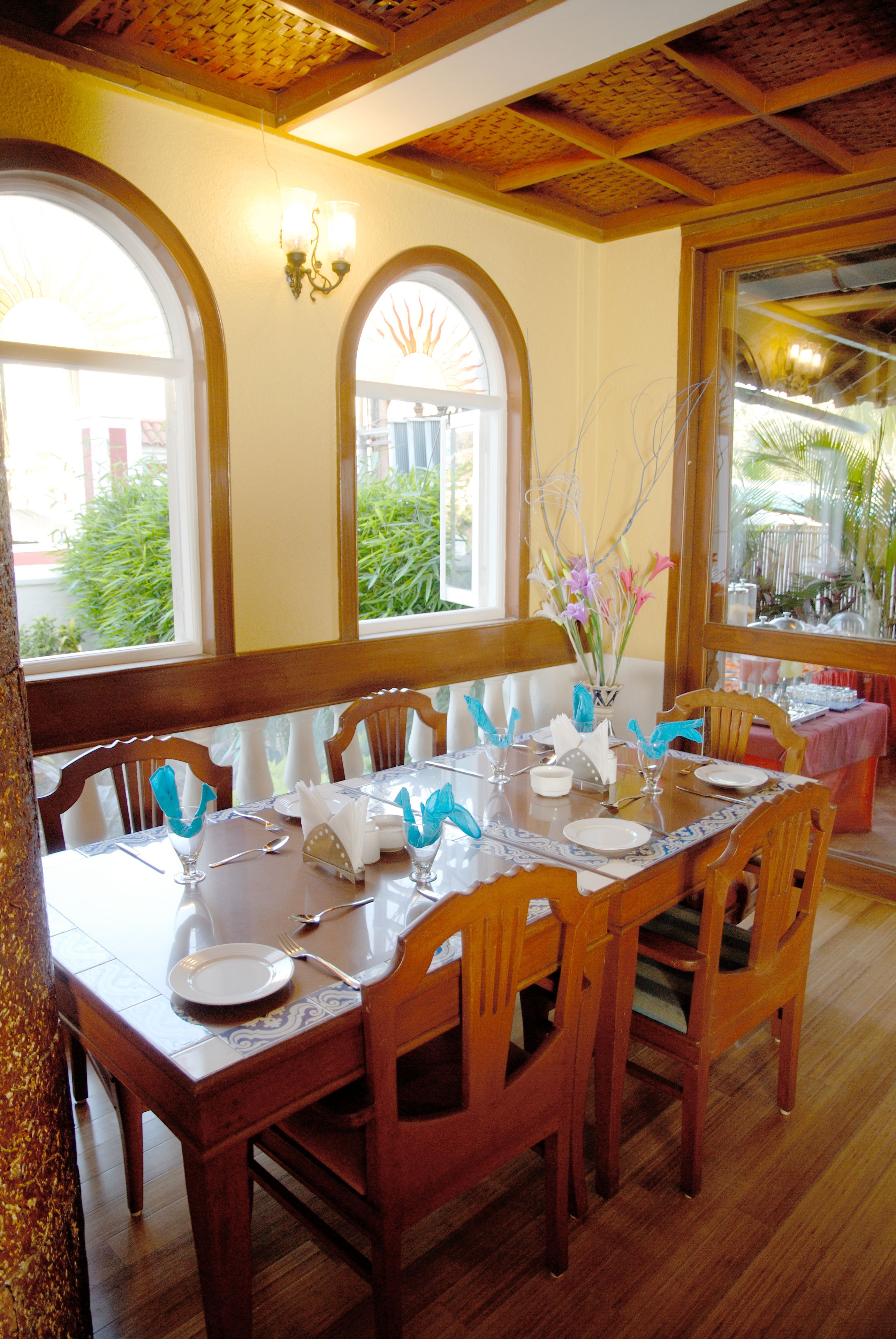 breakfast, lunch and dinner served