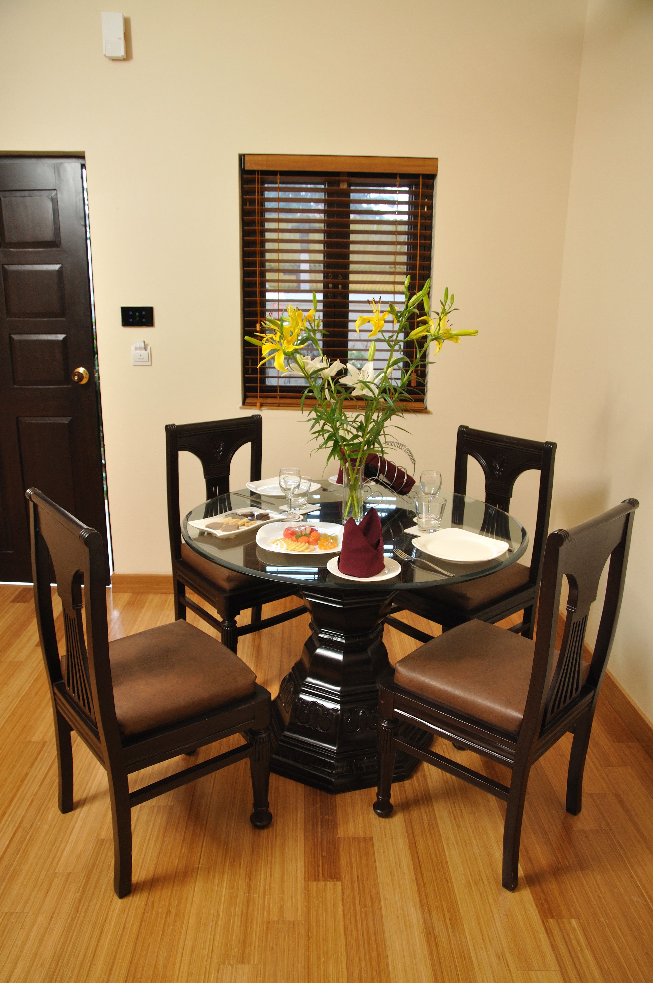 suite | in-room dining