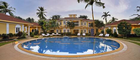 Piscina externa, espreguiçadeiras