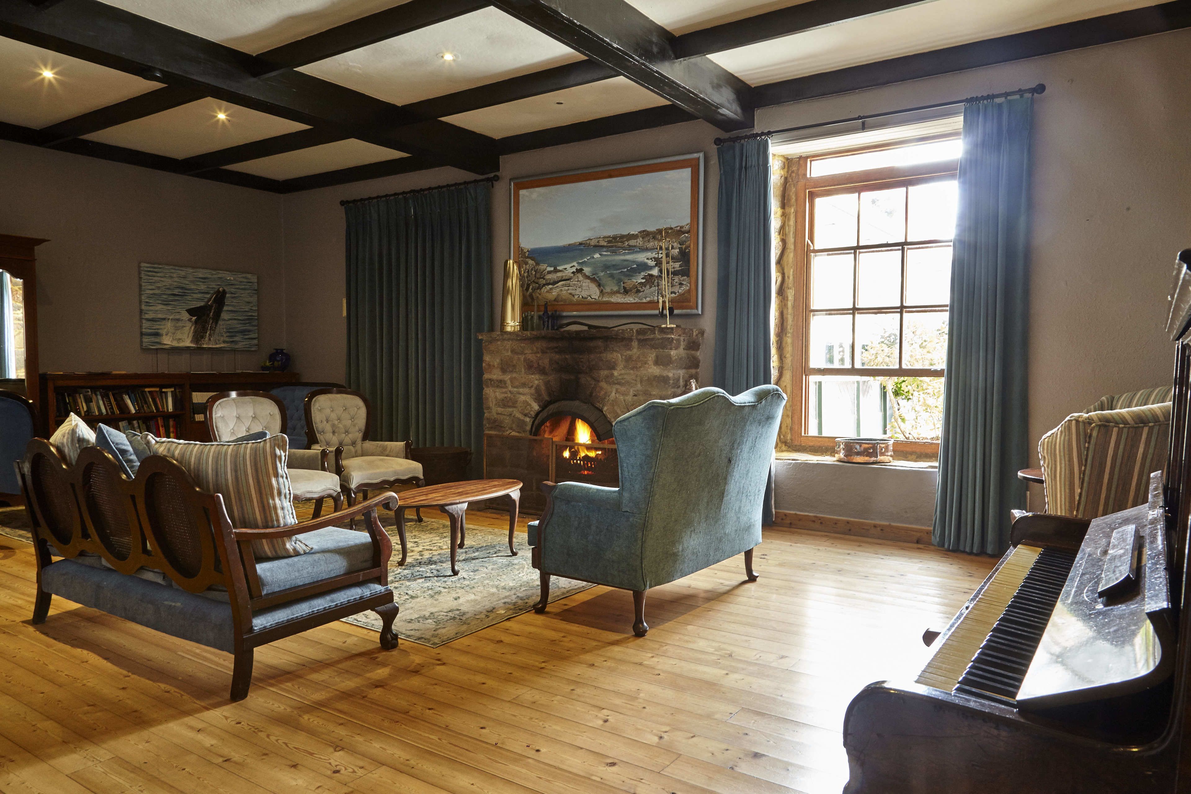 Lobby lounge