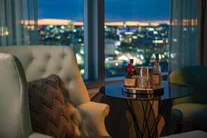 Hypo-allergenic bedding, down duvets, pillow-top beds, minibar - W Boston, a Marriott Hotel (Boston)