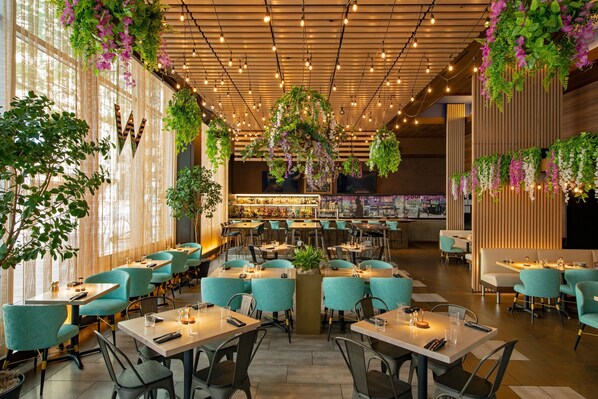 Breakfast and dinner served, American cuisine - W Boston, a Marriott Hotel (Boston)