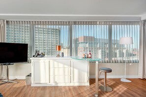 Studiosuite, 2 Queen-Betten | Wohnbereich | 55-Zoll-LED-Fernseher mit Kabelempfang, Fernseher, Pay-TV