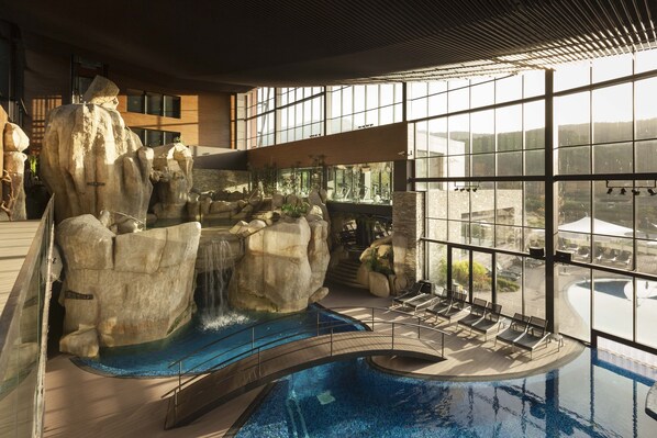 2 indoor pools, 3 outdoor pools