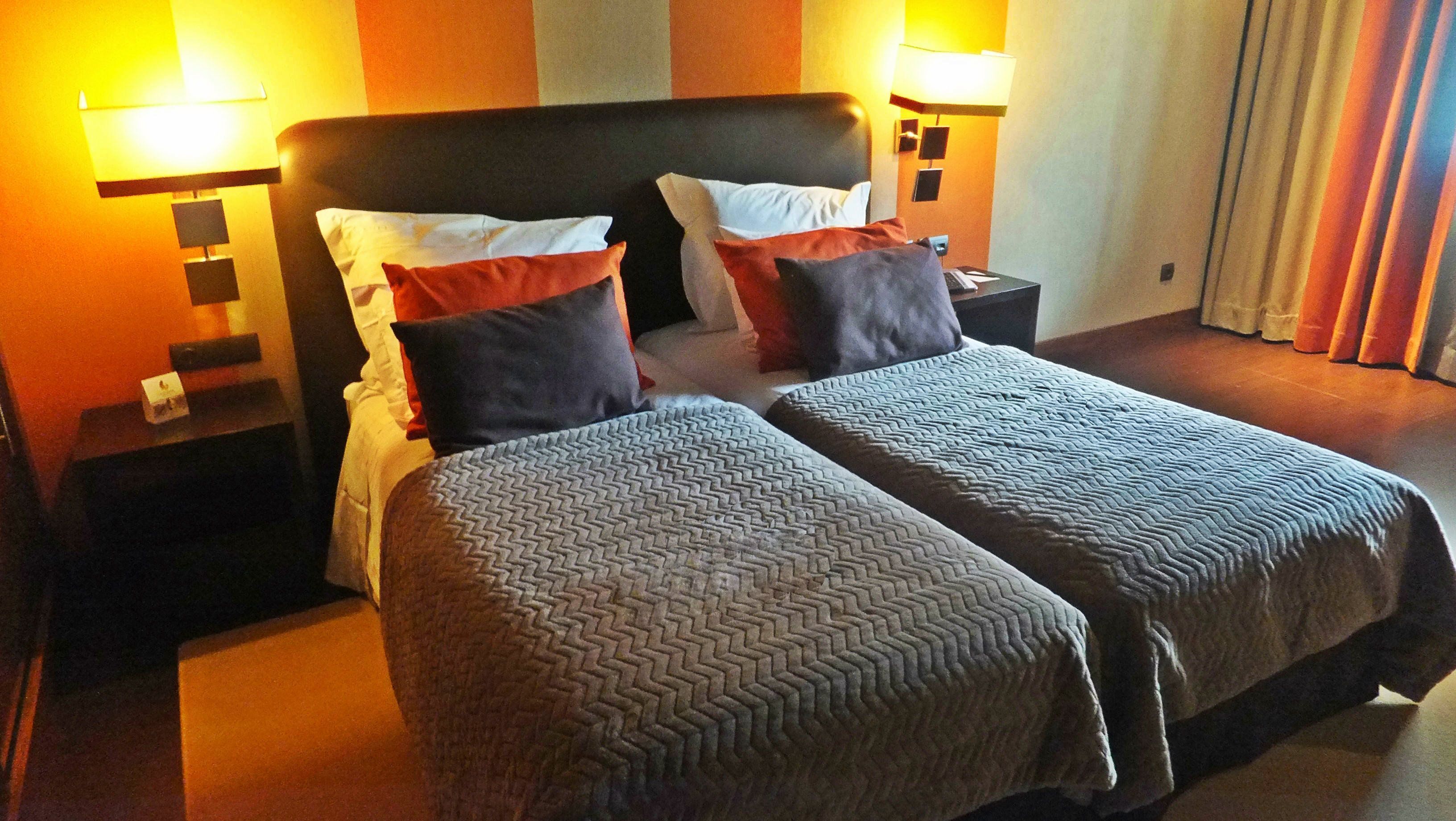 Minibar, coffres-forts dans les chambres, bureau, rideaux occultants