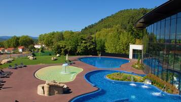 2 indendørs pools, 3 udendørs pools