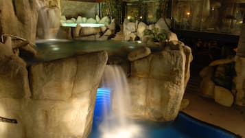 2 indoor pools, 3 outdoor pools