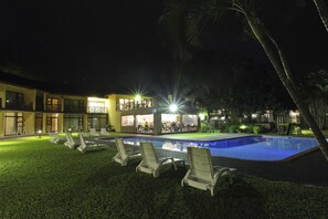 Hồ bơi ngoài trời, mở cửa từ 6:00 đến 22:00, ghế dài tắm nắng 