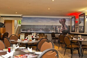 Phục vụ bữa sáng, bữa trưa và bữa tối 