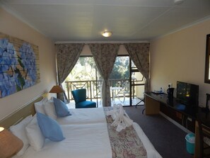 Phòng đôi hoặc 2 giường đơn Deluxe (Interleading) | Két bảo mật tại phòng, trang bị nội thất với thiết kế riêng biệt, bàn 