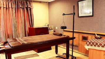 Een stoombad, diepe bindweefselmassages, ayurvedische behandelingen