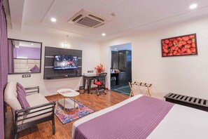 Minibar, caja de seguridad en la habitación y decoración personalizada