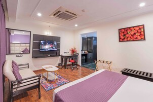 Minibar, caja de seguridad en la habitación y decoración personalizada 