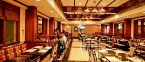 Serveert ontbijt, lunch, diner, internationale gerechten