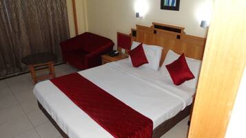 Caja de seguridad en la habitación y escritorio