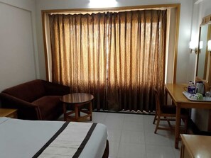 Coffres-forts dans les chambres, bureau, fer et planche à repasser
