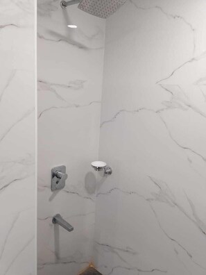 Shower, free toiletries, towels - Kalyan Residency (Tirupati)