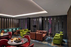 2 bars/lounges