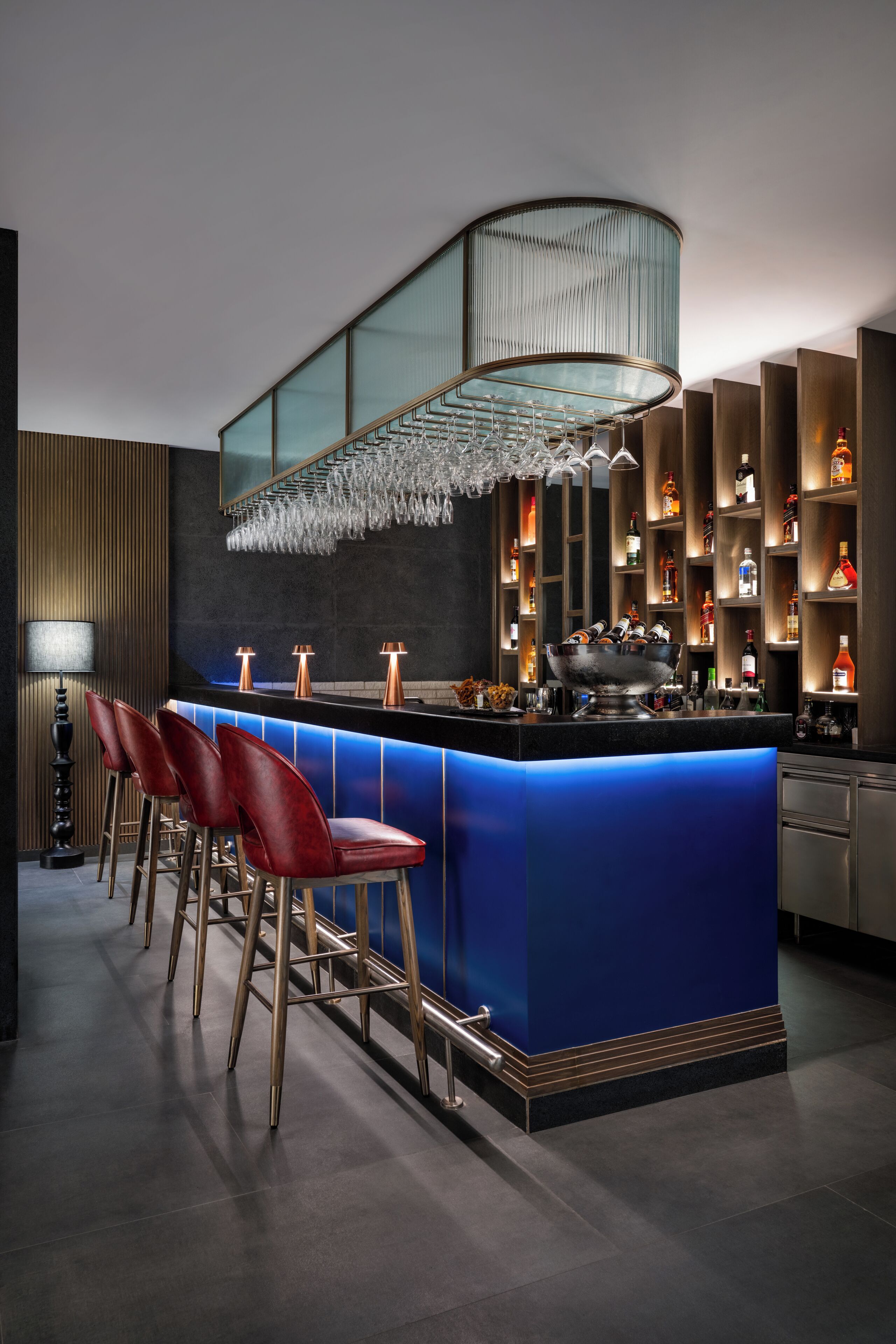 2 bars/lounges