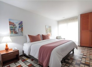 Quarto standard, 1 cama de casal | Cofres nos quartos, escrivaninha, cortinas blackout, Wi-Fi de cortesia
