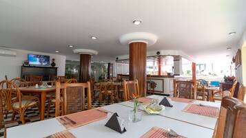 2 restaurants, spécialités Cuisine des Caraïbes