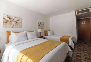 Tremannsrom – classic | Safe på rommet, skrivebord, blendingsgardiner og wi-fi (inkludert)