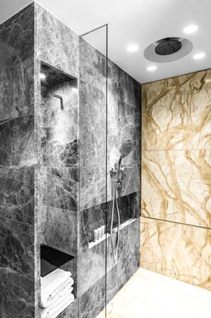 Shower, designer toiletries, hair dryer, slippers - Ovolo Central (Hong Kong Island)