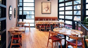供應早餐、午餐、晚餐;素菜