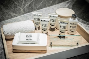 Bruser, designertoiletartikler, hårtørrer, hjemmesko