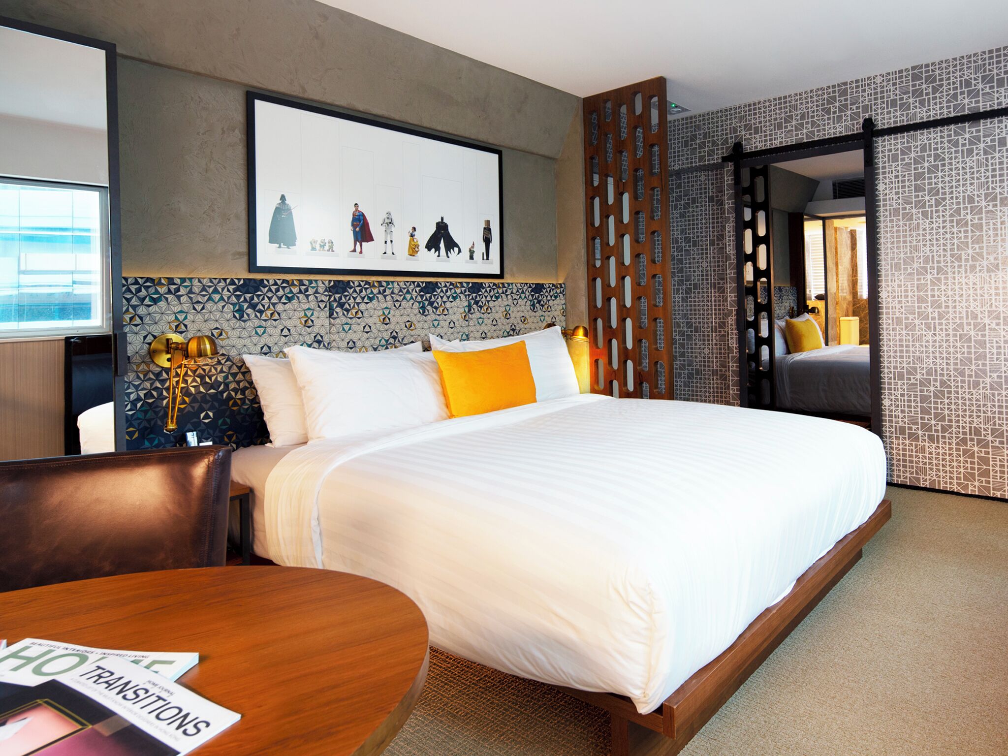 أغطية فراش متميزة وأسرّة بطبقة علوية مريحة وميني بار وخزنة داخل الغرفة