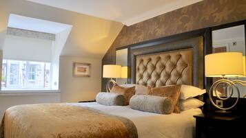 ห้องสแตนดาร์ดดับเบิล, เตียงใหญ่ 1 เตียง (Above the bar) | เครื่องนอนระดับพรีเมียม, ผ้านวมขนเป็ด, ห้องพักตกแต่งอย่างมีเอกลักษณ์