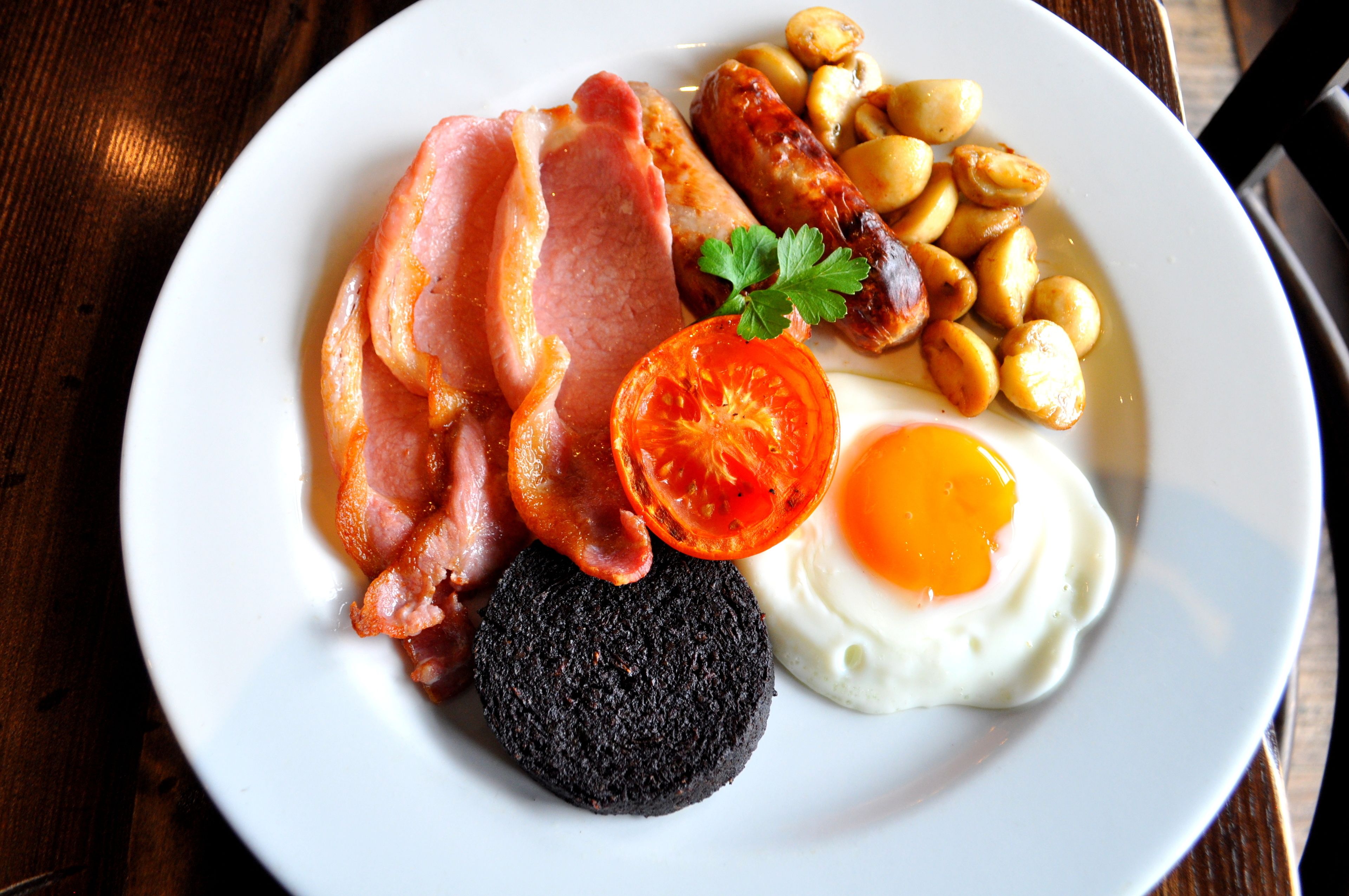 Café da manhã, almoço e jantar; culinária britânica 