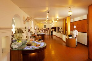 3 restaurantes: opção de café da manhã, almoço e jantar