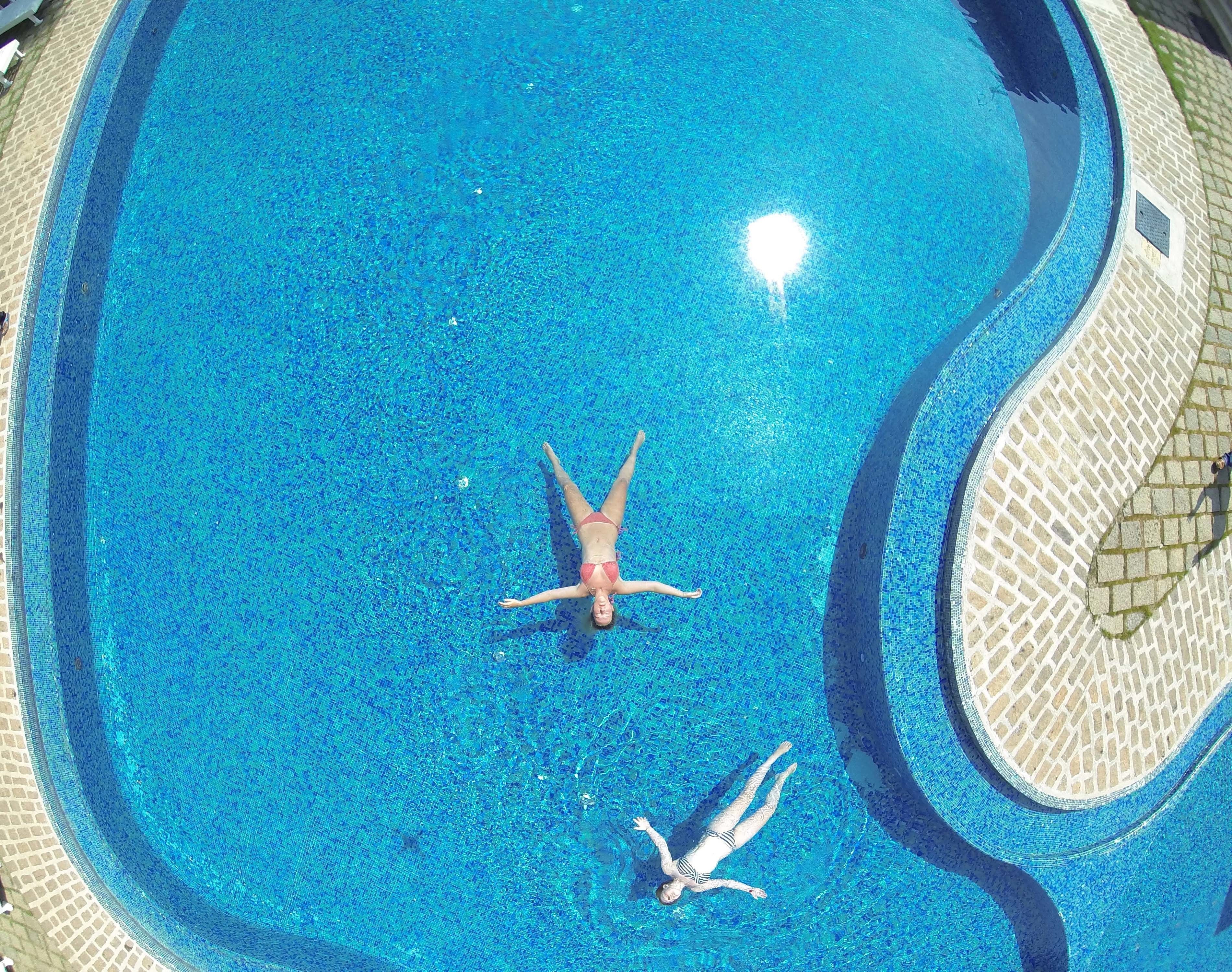 2 indoor pools, 2 outdoor pools, pool loungers