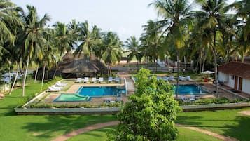 2 piscines couvertes, 2 piscines extérieures, chaises longues