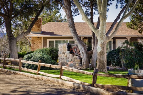 Sky Ranch Lodge - Image 31