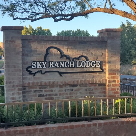 Sky Ranch Lodge - Image 27