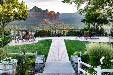Sky Ranch Lodge - Image 4
