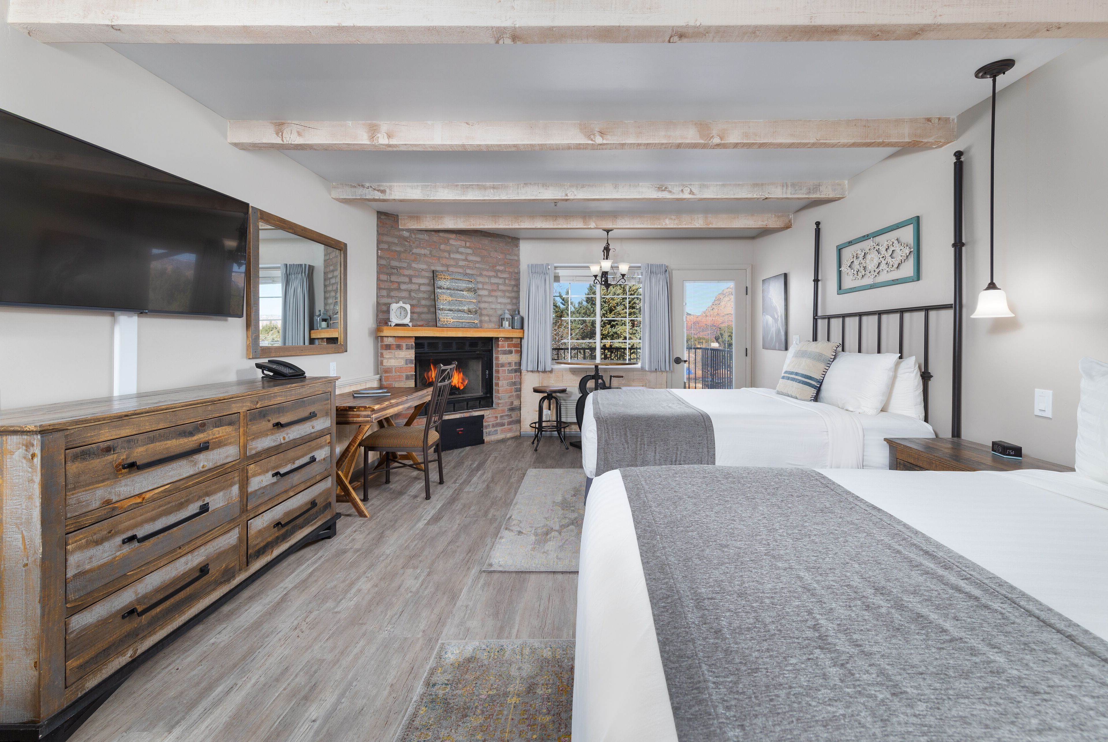 Sky Queen (not pet-friendly) | WiFi (free), bed sheets