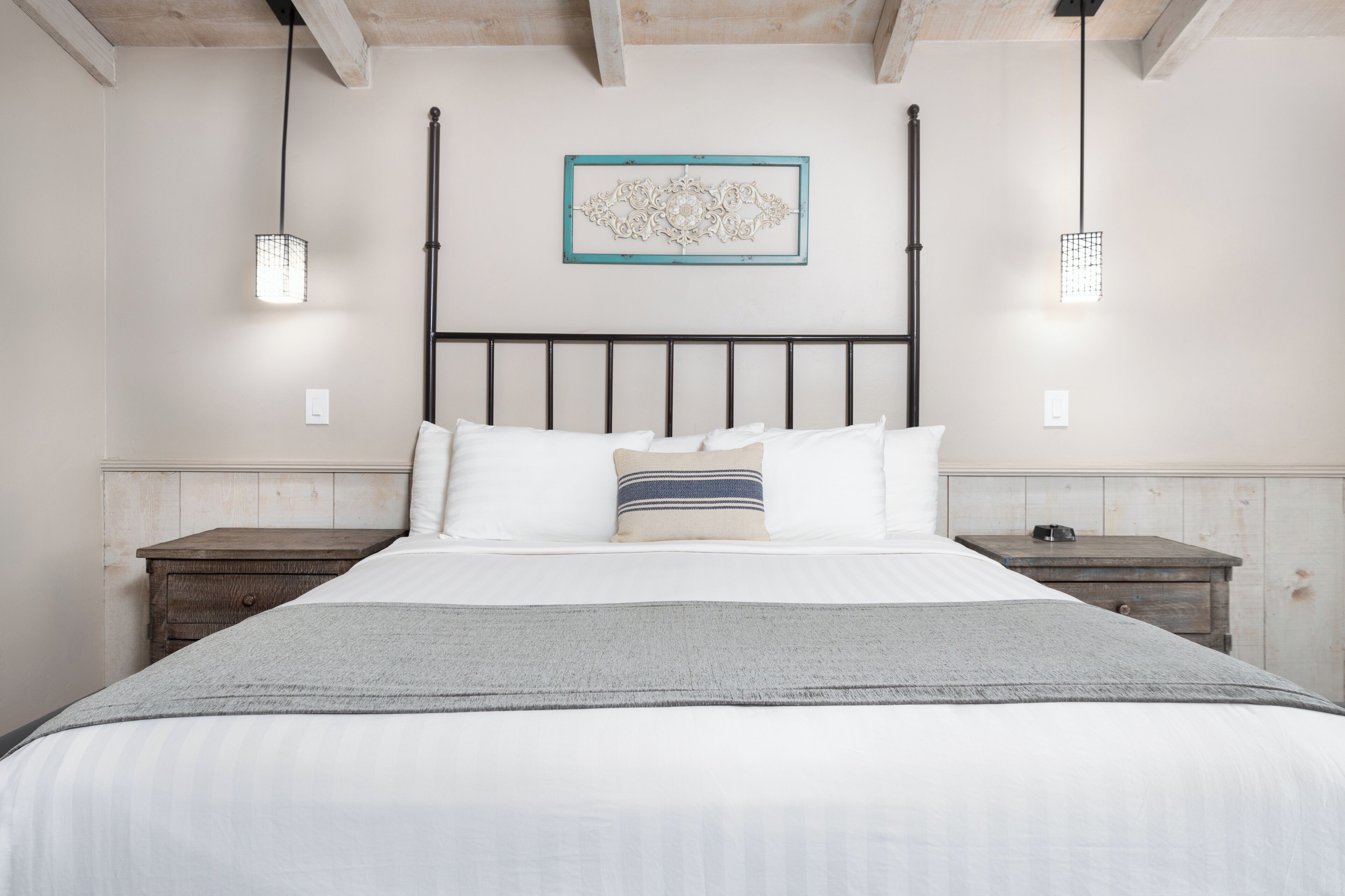 Deluxe Room, 1 King Bed | Free WiFi, bed sheets