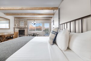 Premier Room, 1 King Bed | Free WiFi, bed sheets