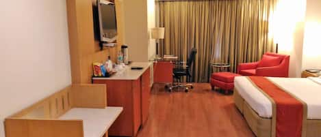 Deluxe Business Room | Minibar, in-room safe, desk, soundproofing