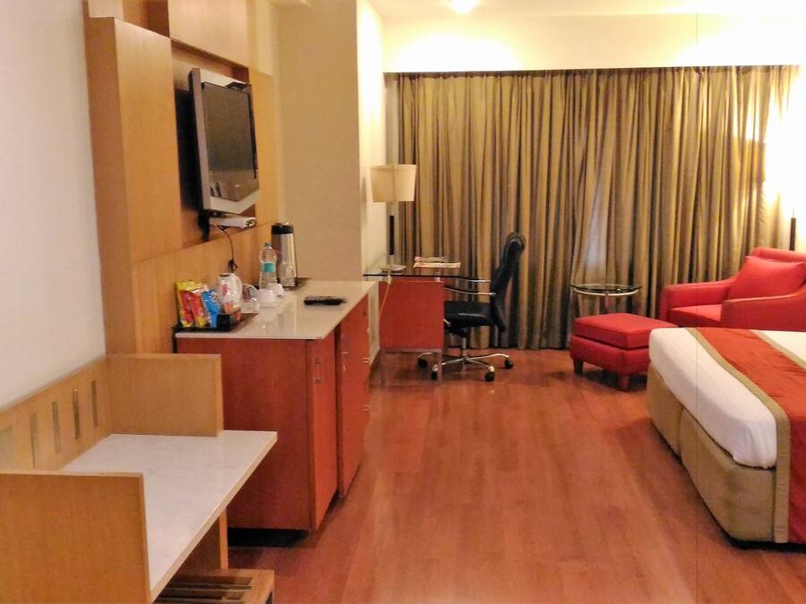Deluxe Business Room | Minibar, in-room safe, desk, soundproofing