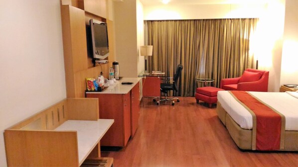 Deluxe Business Room | Minibar, in-room safe, desk, soundproofing