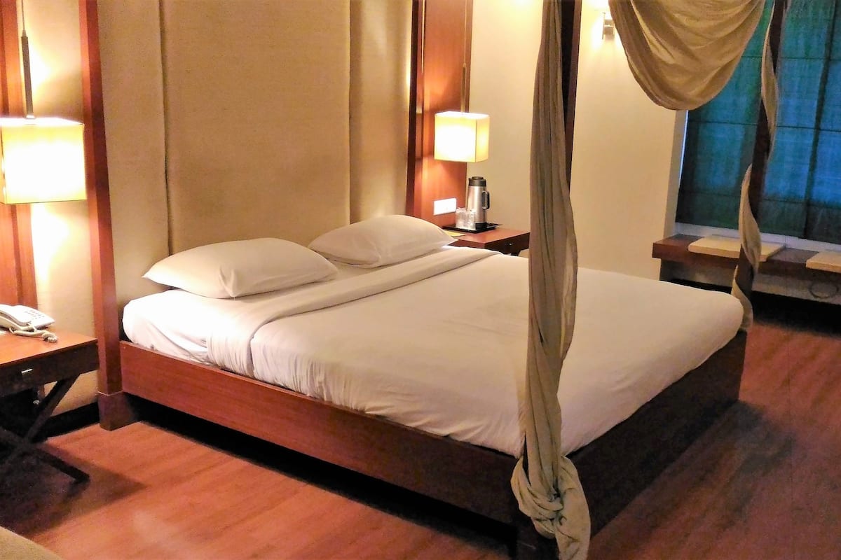 Taj Suite Room | Minibar, in-room safe, desk, soundproofing