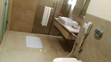 Superior Deluxe (Wooden Floor) | Bathroom | Shower, free toiletries, hair dryer, towels