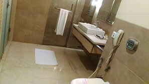 Superior Deluxe (Wooden Floor) | Bathroom | Shower, free toiletries, hair dryer, towels