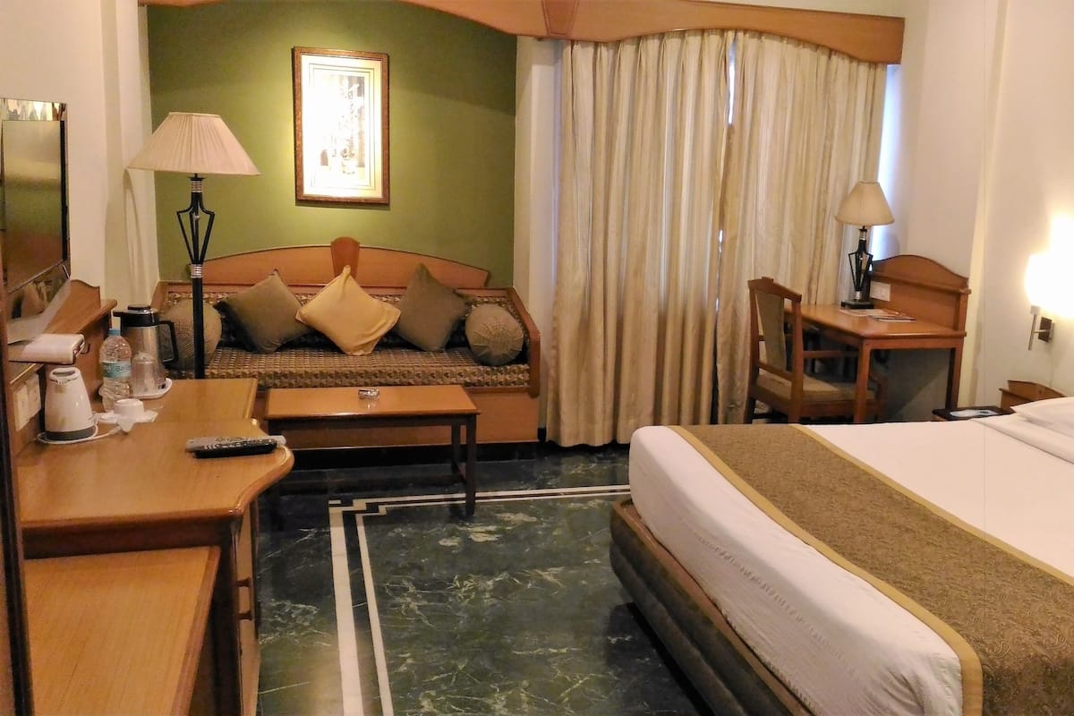 Executive Tristar Room | Minibar, in-room safe, desk, soundproofing